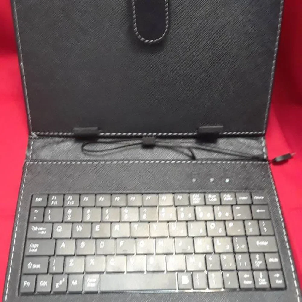 BRAND NEW Universal 7 inch Tablet Case with PC Keyboard and Flip Stand, Black