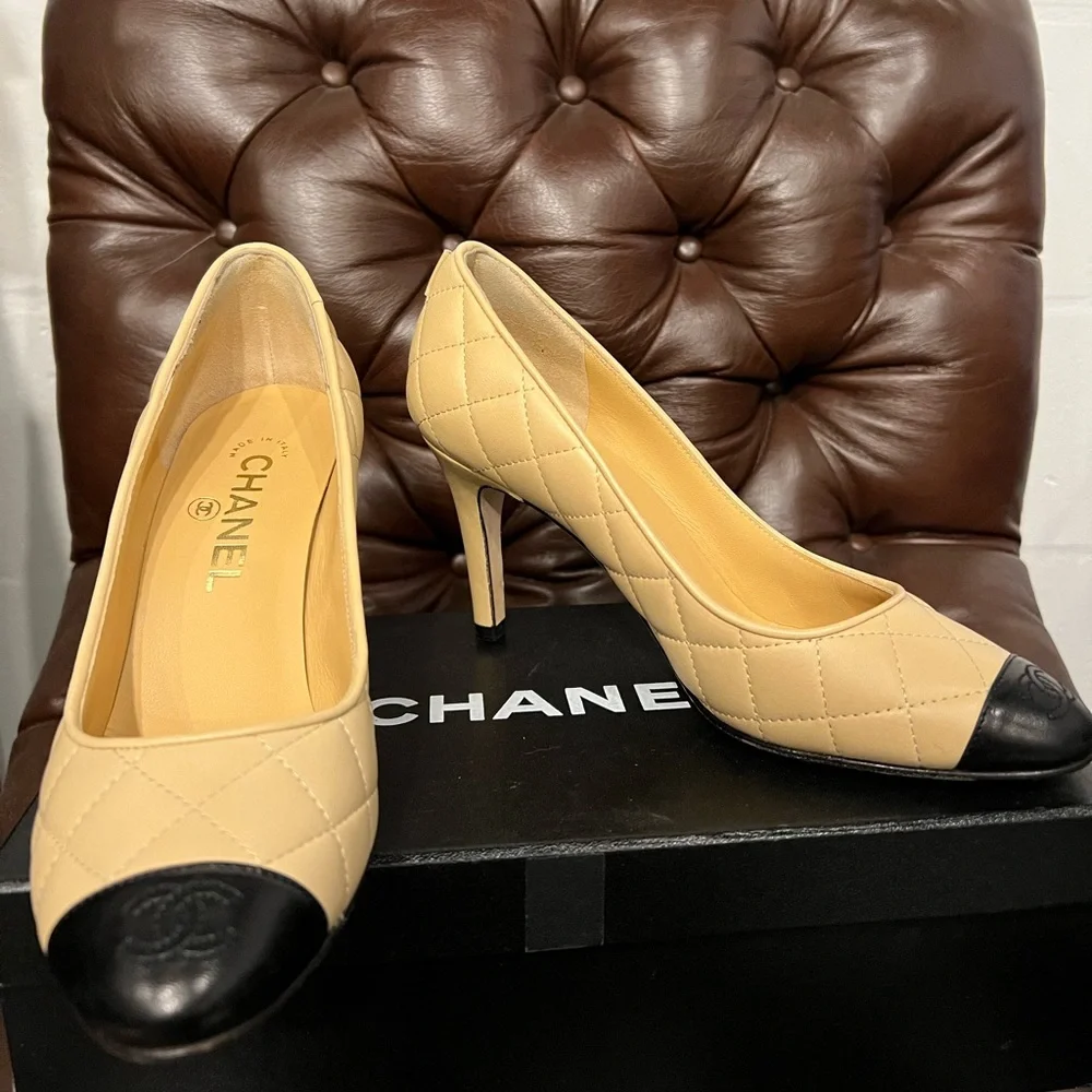 CHANEL pumps pristine