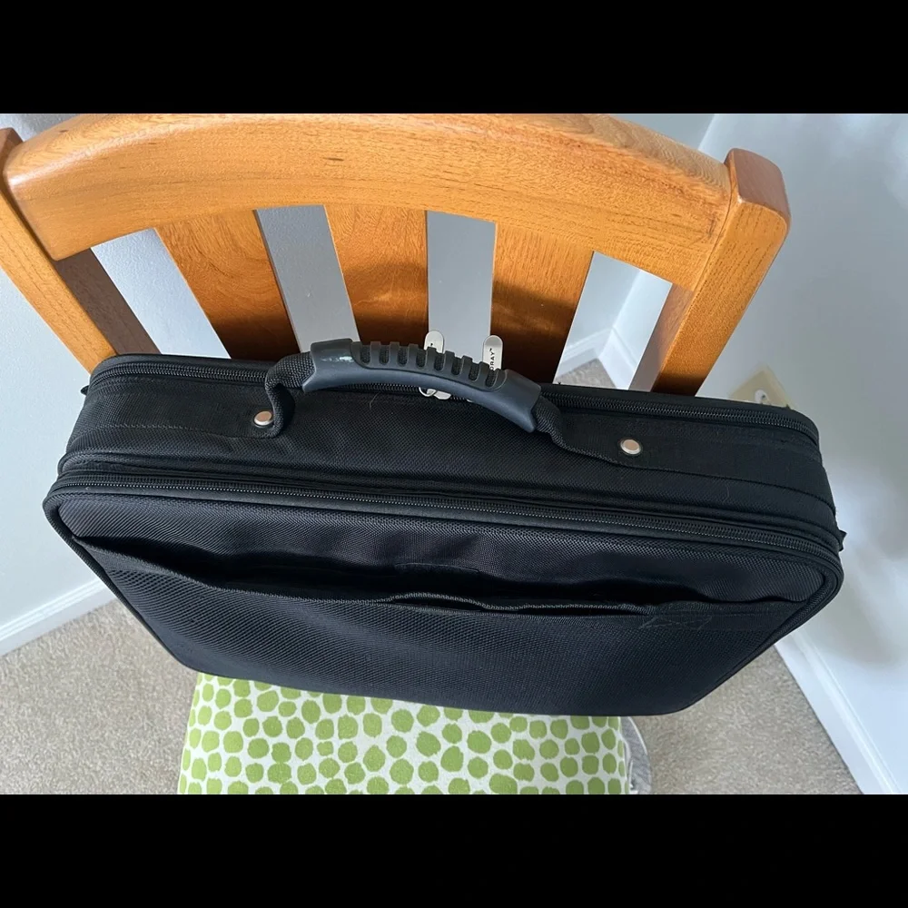NWOT Foray Laptop/Computer Messenger Shoulder Bag