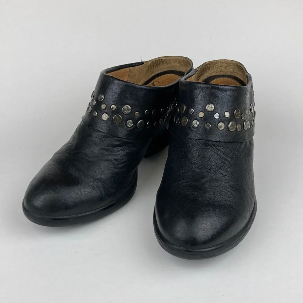 Sofft Women’s Leather Studded Stacked Heel Bootie sz 6.5