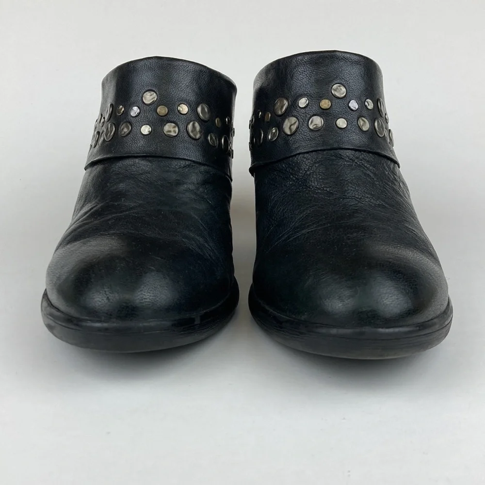 Sofft Women’s Leather Studded Stacked Heel Bootie sz 6.5