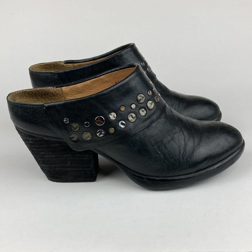Sofft Women’s Leather Studded Stacked Heel Bootie sz 6.5
