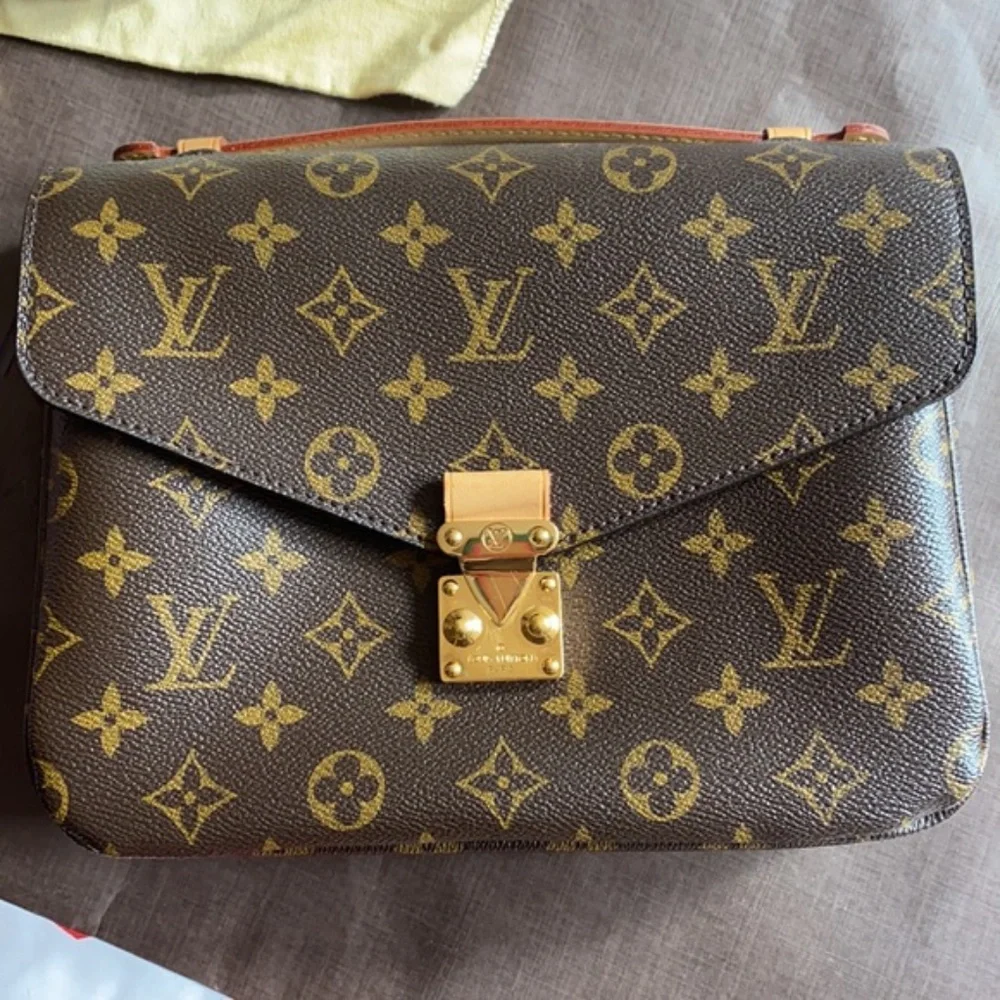 Authentic Louis Vuitton Pochette Metis handbag