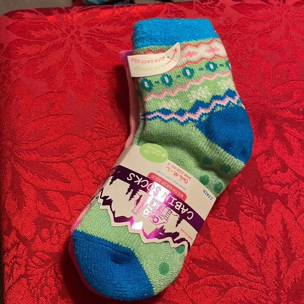 cozy comfy cabin socks with grip sole & aloe infused