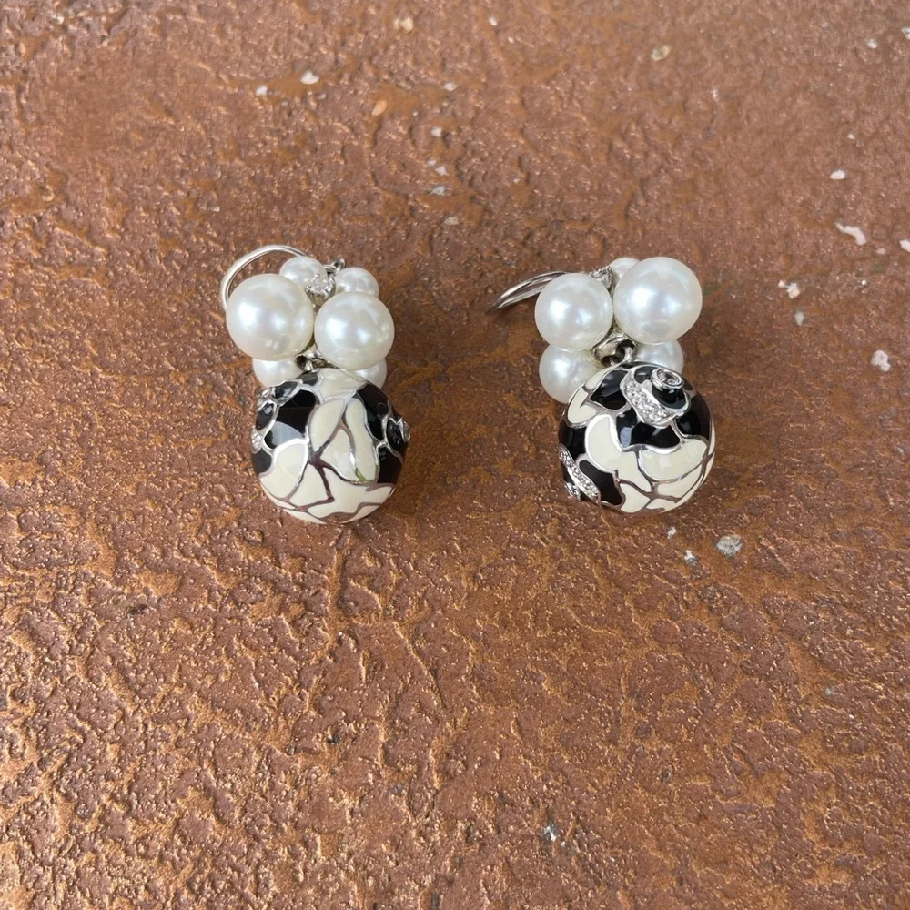 Beautiful vintage Pearl dangle earrings