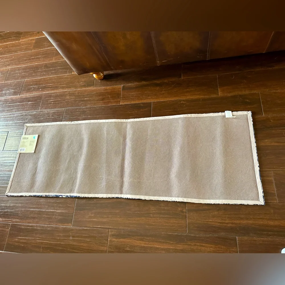 Martha Stewart Accent Rug Runner 20in x 55in easy care slip resistant rubber