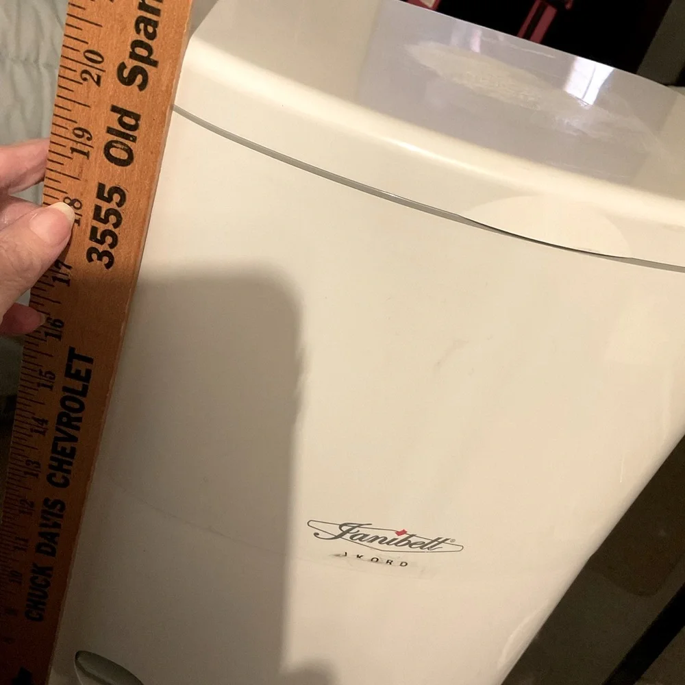 Janibell akord diaper pail.