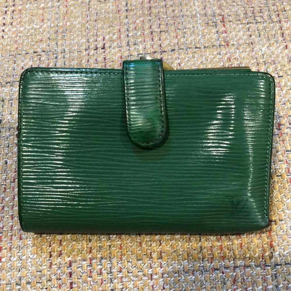 LOUIS VUITTON Green EPI Leather Kiss Lock Bifold Wallet MI1916