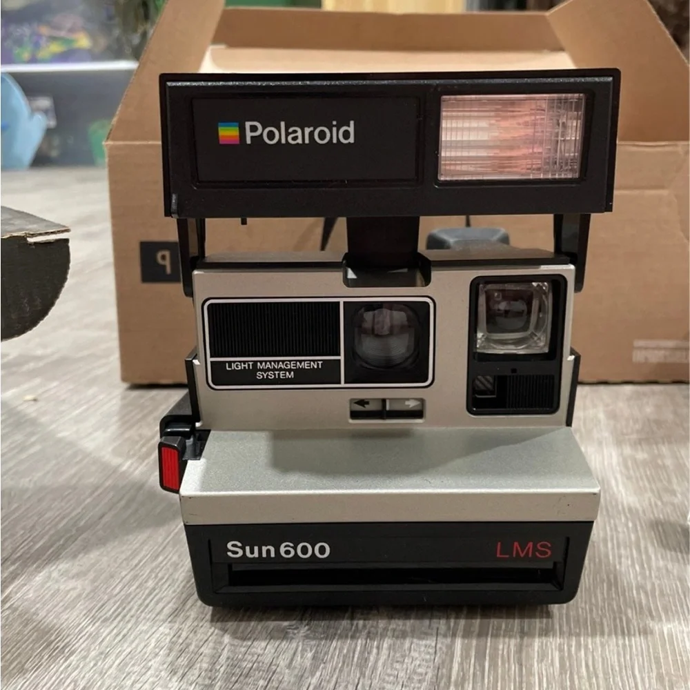 Sun 600 black Polaroid camera : refurbished