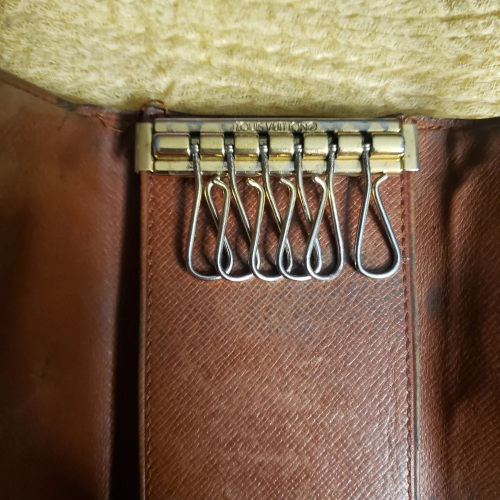 Louis Vuitton ring key