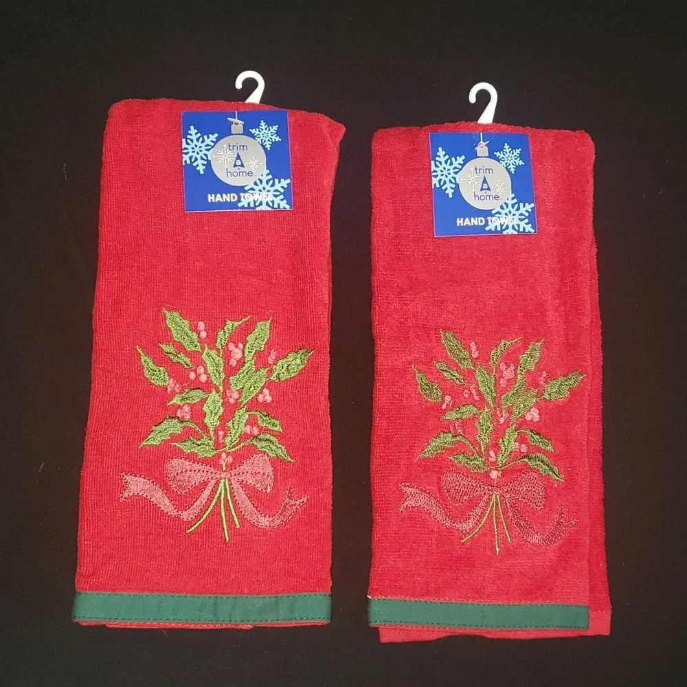 Trim A Home Pair of  Holiday Hand Towels Red Green NWT