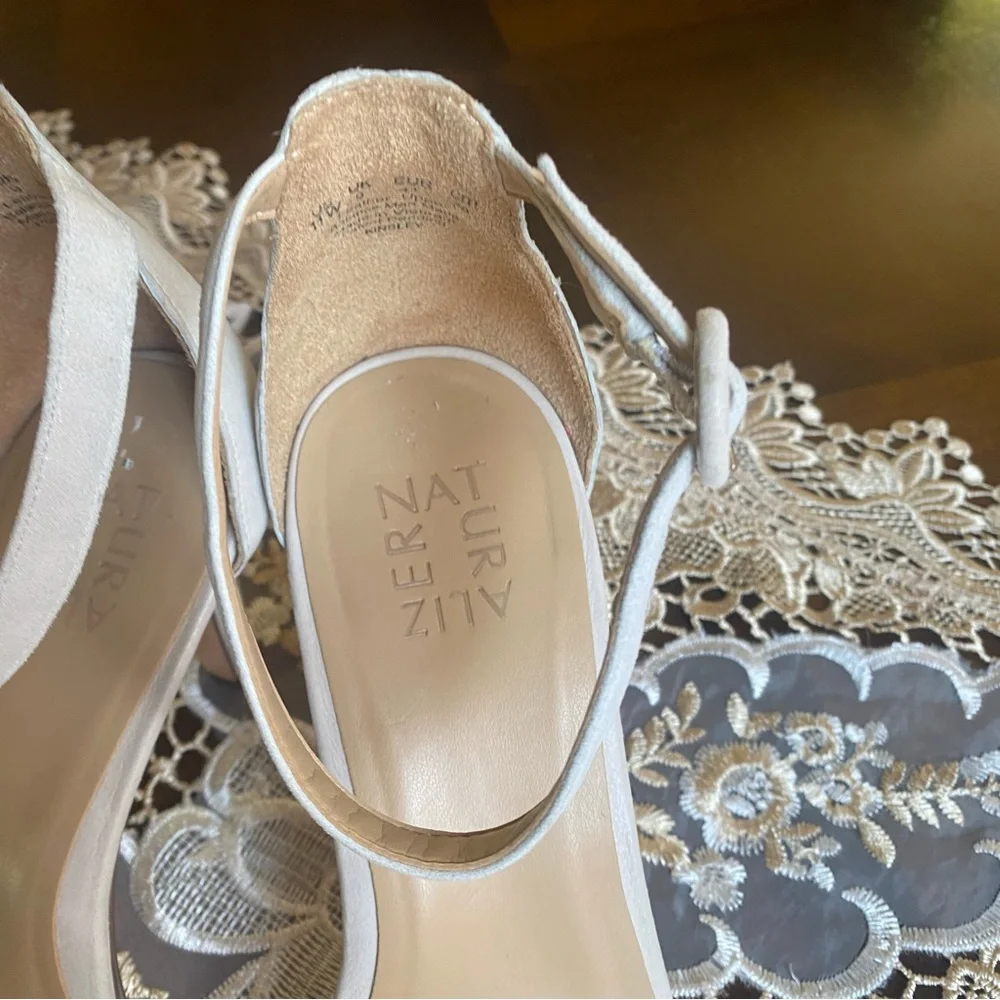 Naturalizer beige color