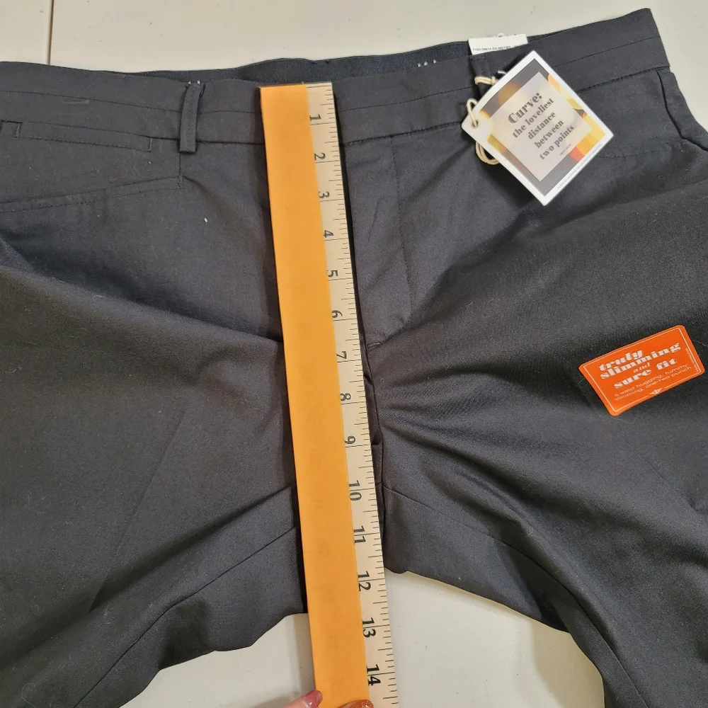 Dockers Womens Capri Pants Size 12 Denim look Truly Slimming Slim Fit