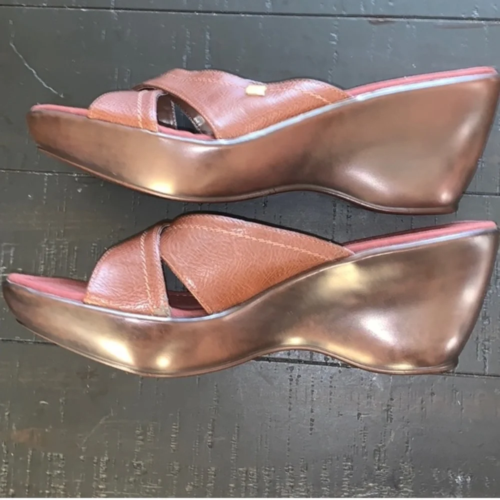 Excellent Preowned Condition Tommy Hilfiger Wedge Sandals Size 8.5. Very Cute
