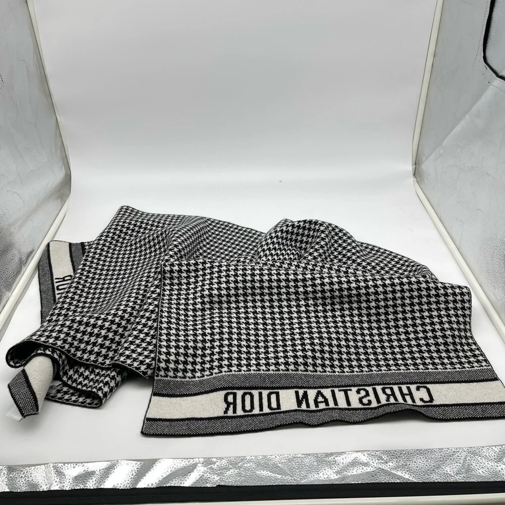 30 MONTAIGNE SCARF Black and White Blended Cashmere Knit 80” long 19” wide