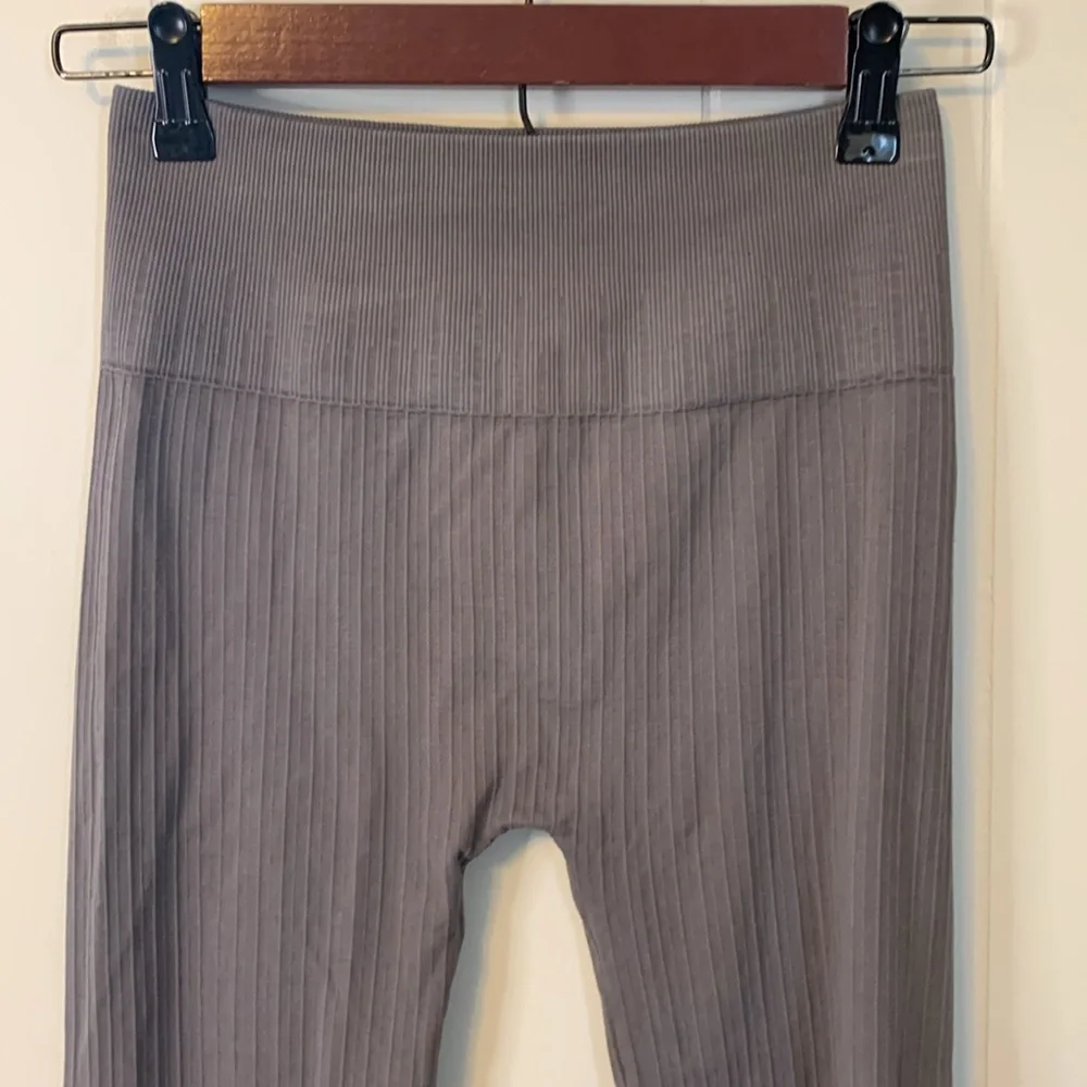 Avocado Seamless Ribbed Leggings Size Small/Medium