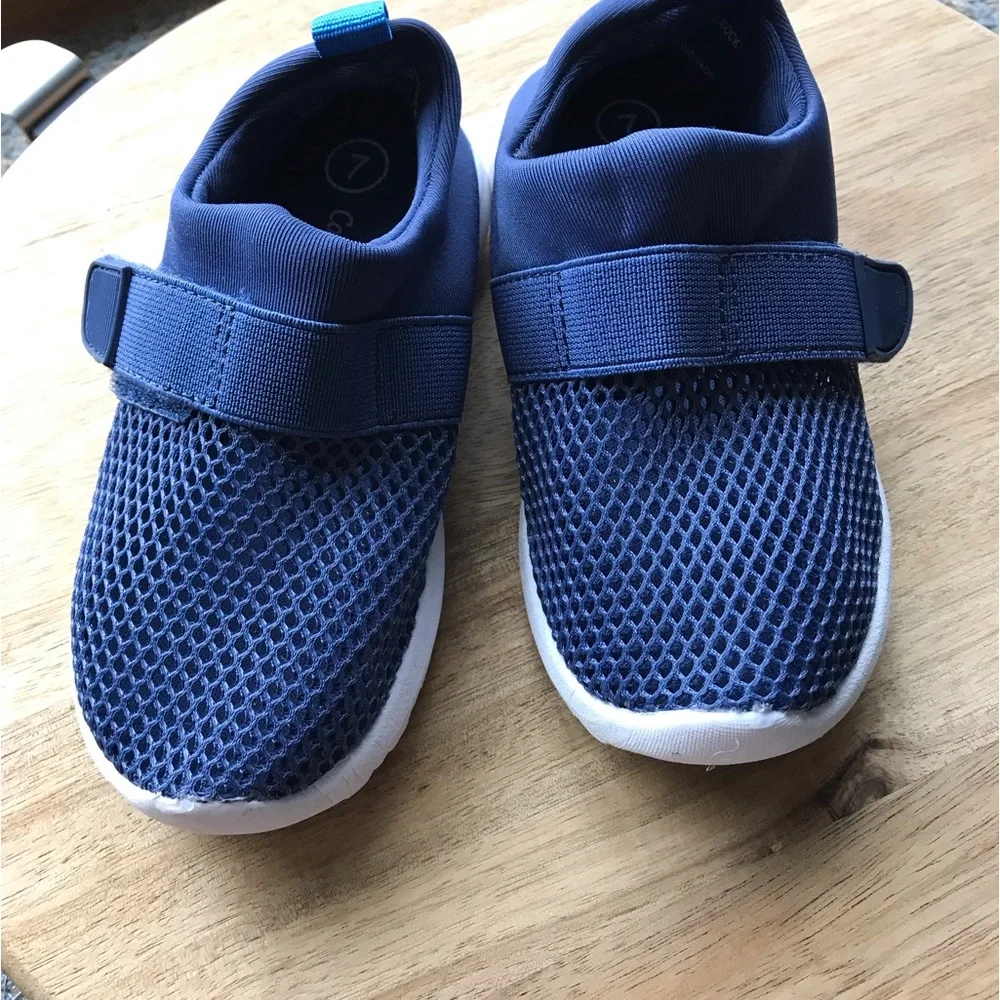 Cat & Jack Toddler size 7 Navy Blue water shoes. Are in Excellent used Like new
