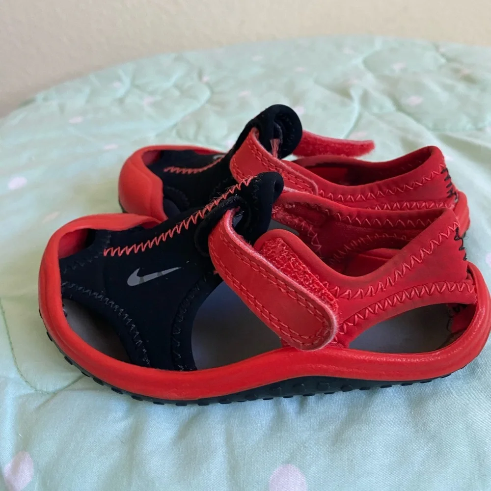 Nike Sunray Protect Black and Red Sandals Baby size 5