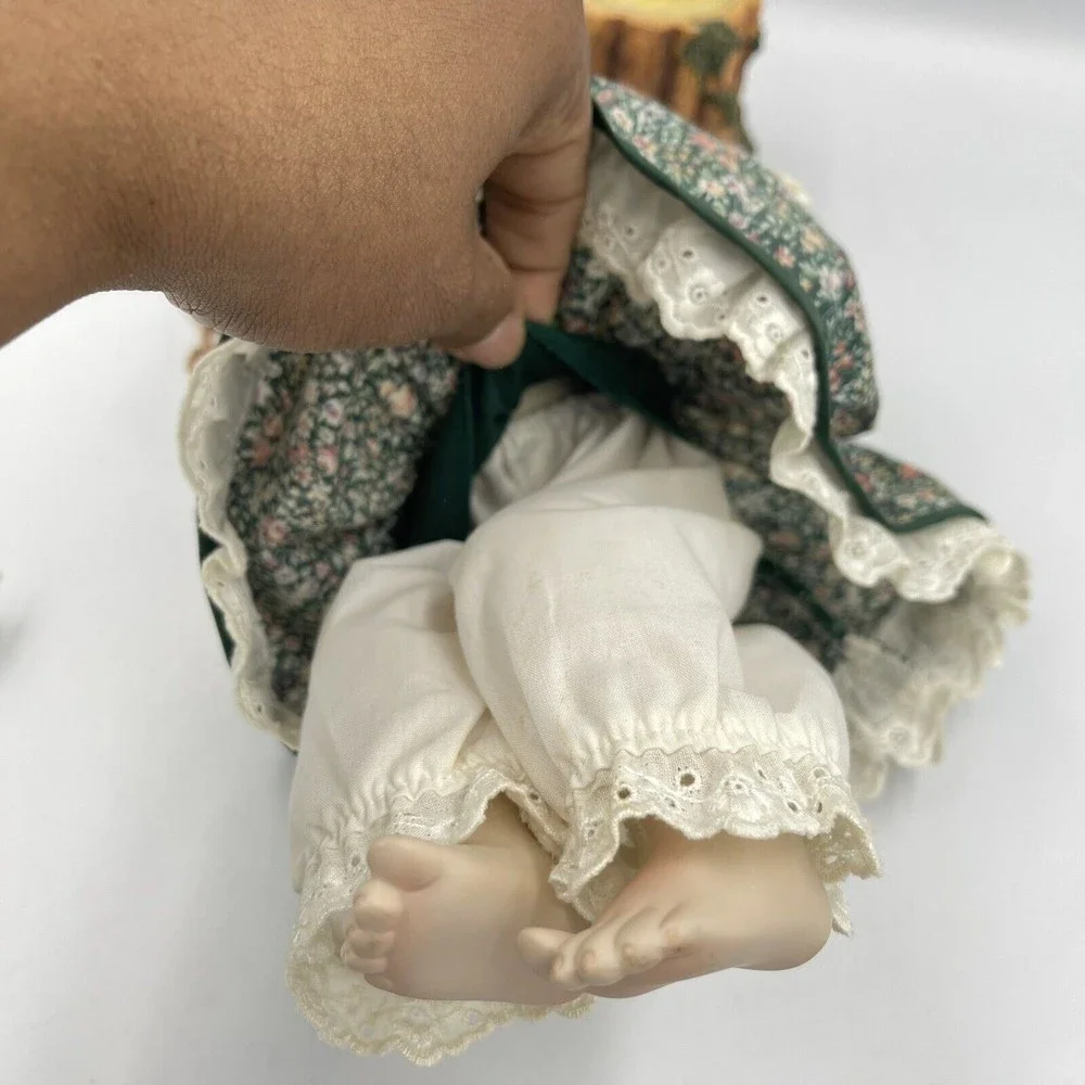 VNT Georgetown Collection Caitlyn Doll & Sitting Stump A Song In My Heart