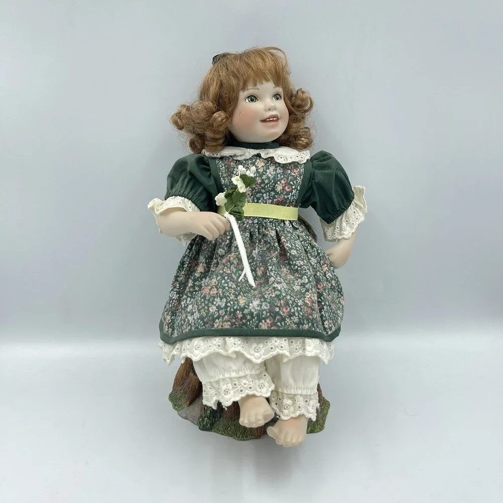 VNT Georgetown Collection Caitlyn Doll & Sitting Stump A Song In My Heart