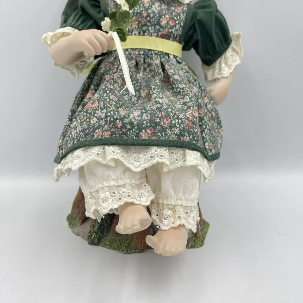 VNT Georgetown Collection Caitlyn Doll & Sitting Stump A Song In My Heart