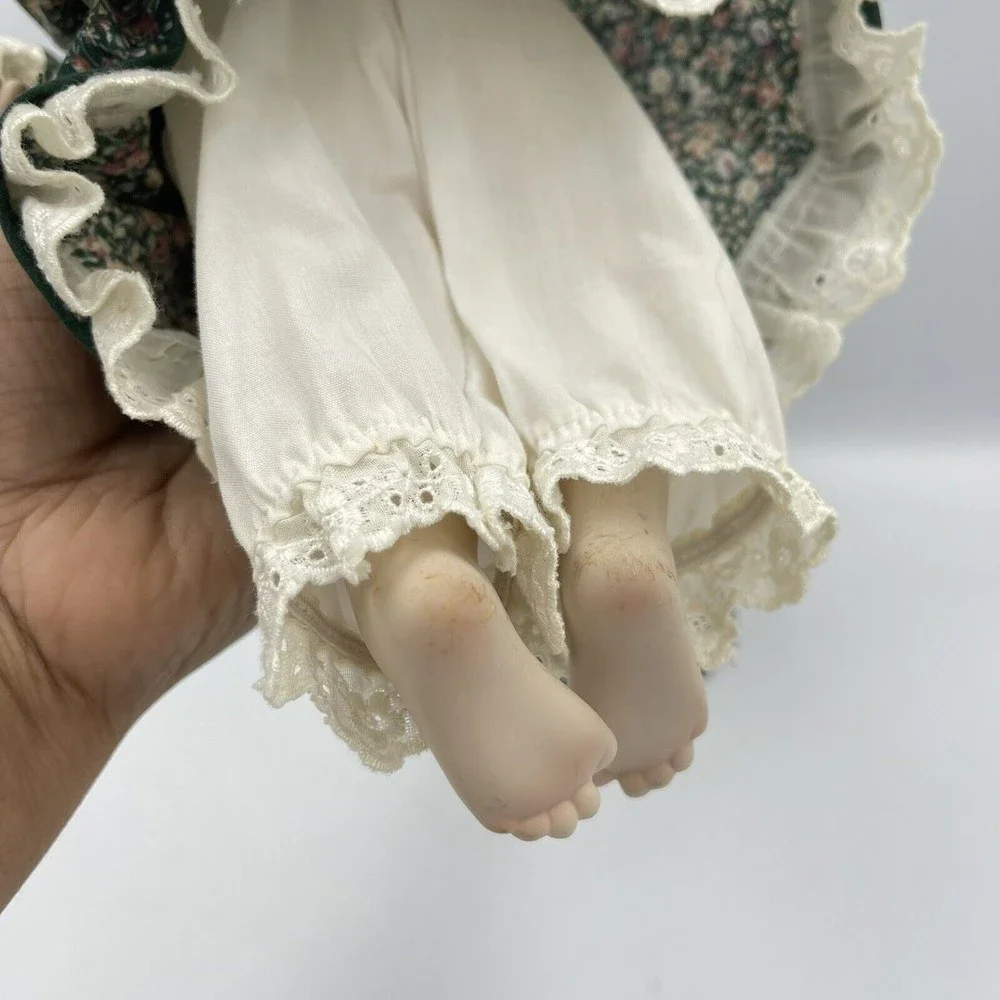 VNT Georgetown Collection Caitlyn Doll & Sitting Stump A Song In My Heart