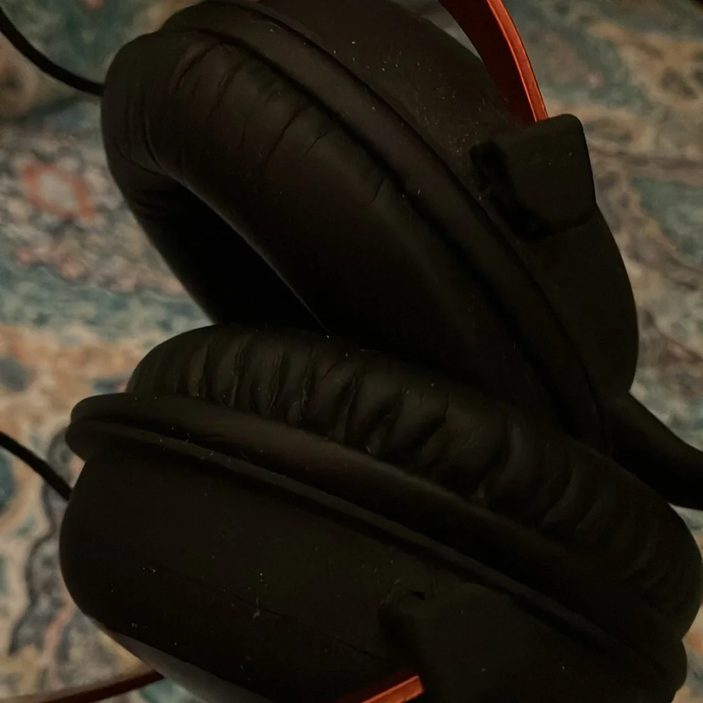 Hyper gaming headset with detachable mic