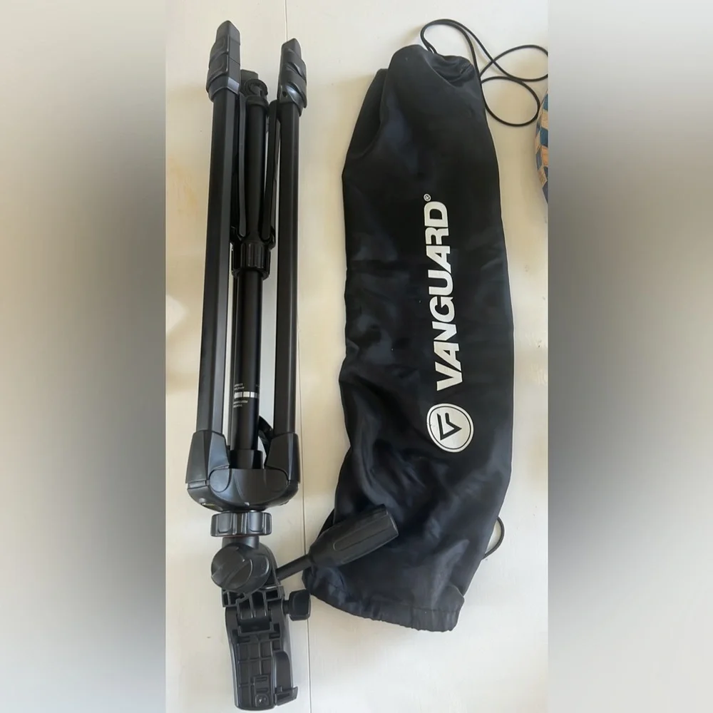 Vanguard MAK 233 Aluminum Alloy 3 Section Tripod with 3 Way Pan Head w/ level