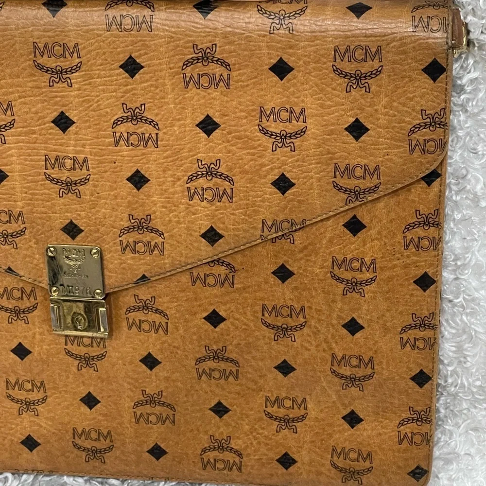 MCM minor legal authentic