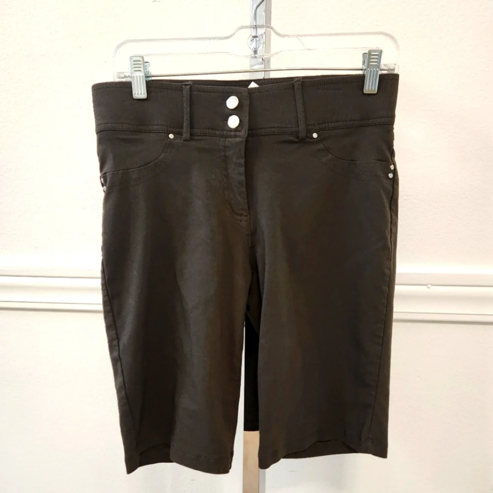 Retrology Women's stretch Shorts Olive green Size 6