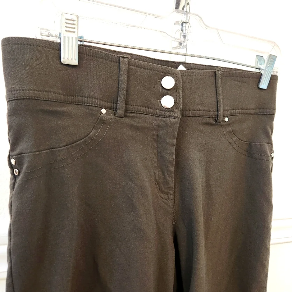 Retrology Women's stretch Shorts Olive green Size 6