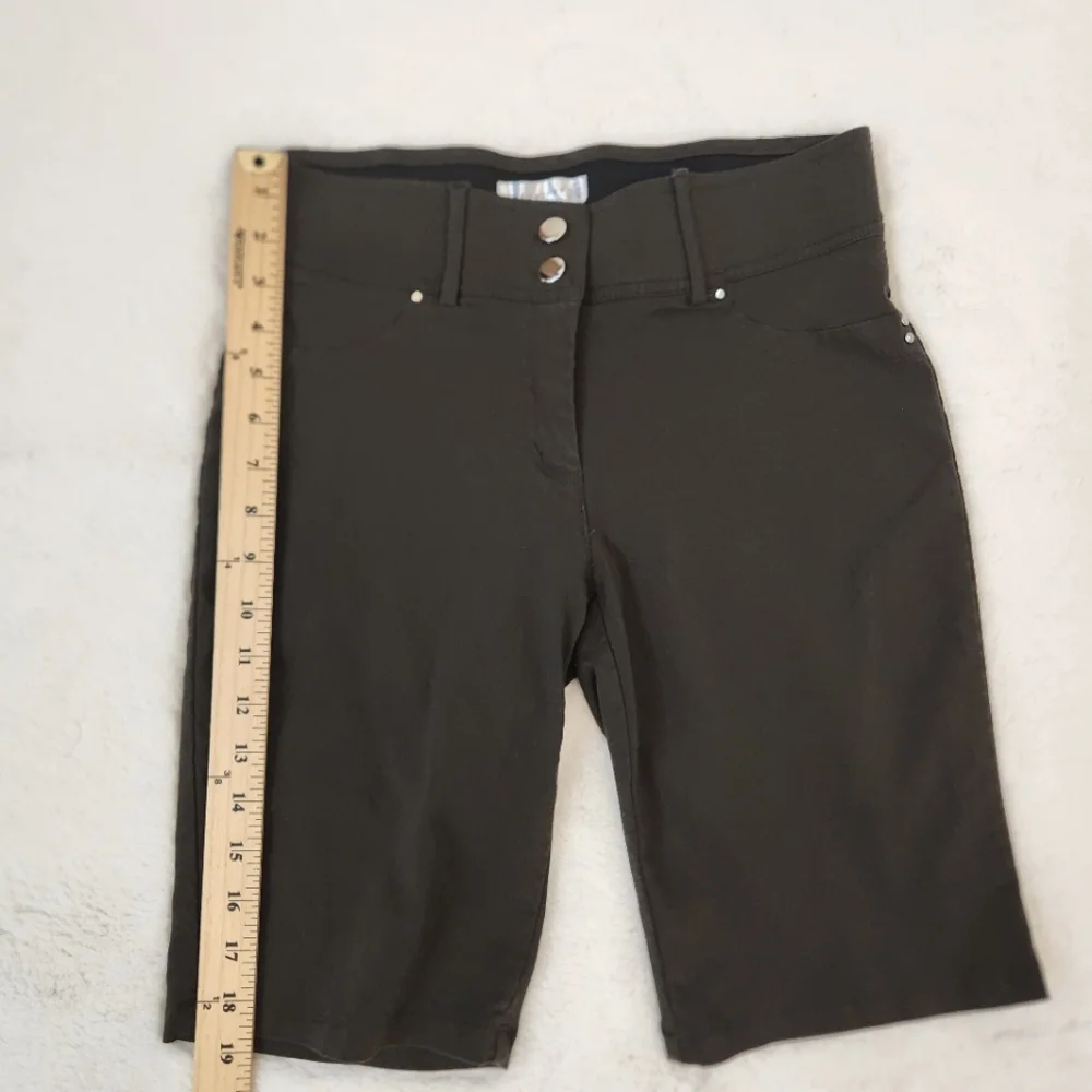 Retrology Women's stretch Shorts Olive green Size 6