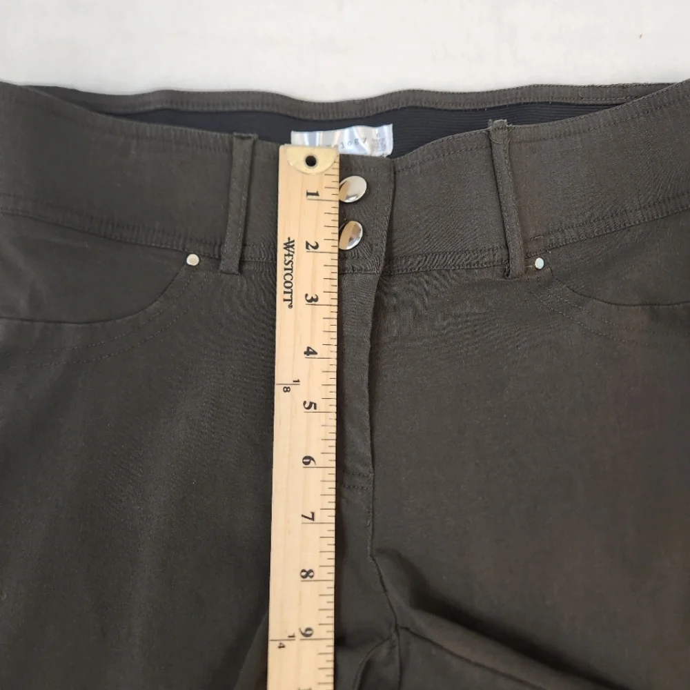 Retrology Women's stretch Shorts Olive green Size 6