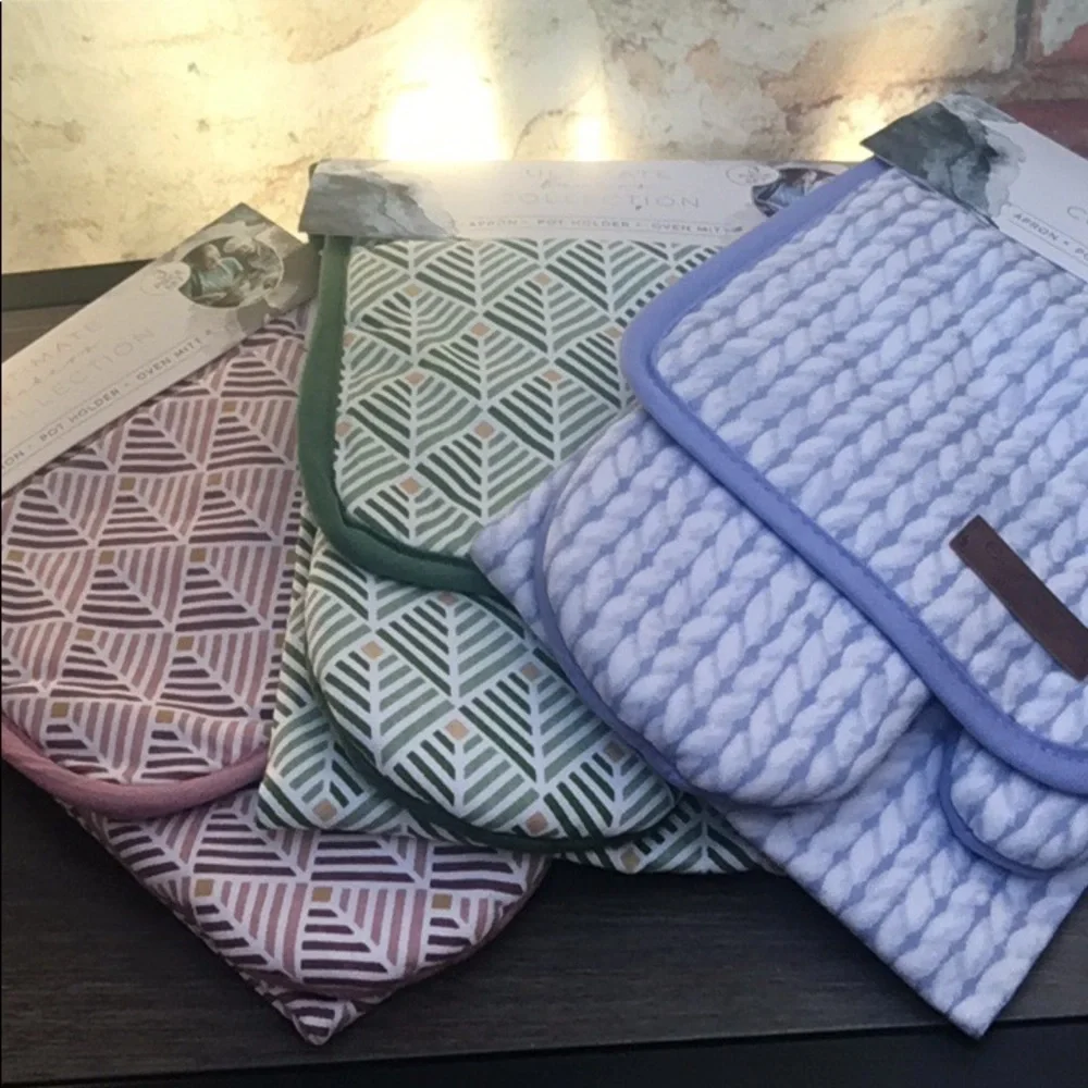 New Holiday Ready 3 pc Apron/Oven Mitt/Potholder Housewarming Gift Hostess Set