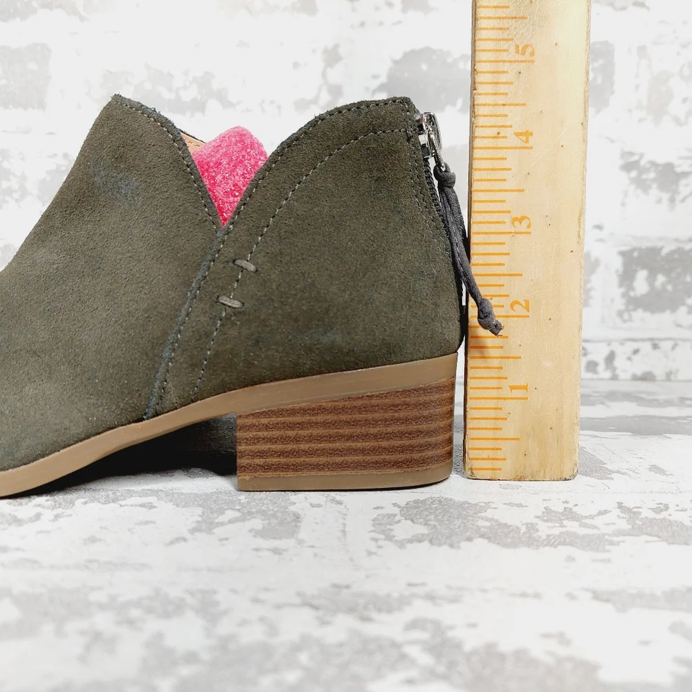 NEW Kenneth Cole Reaction Side Skip Olive Green Suede Low Heel Ankle Boots W933