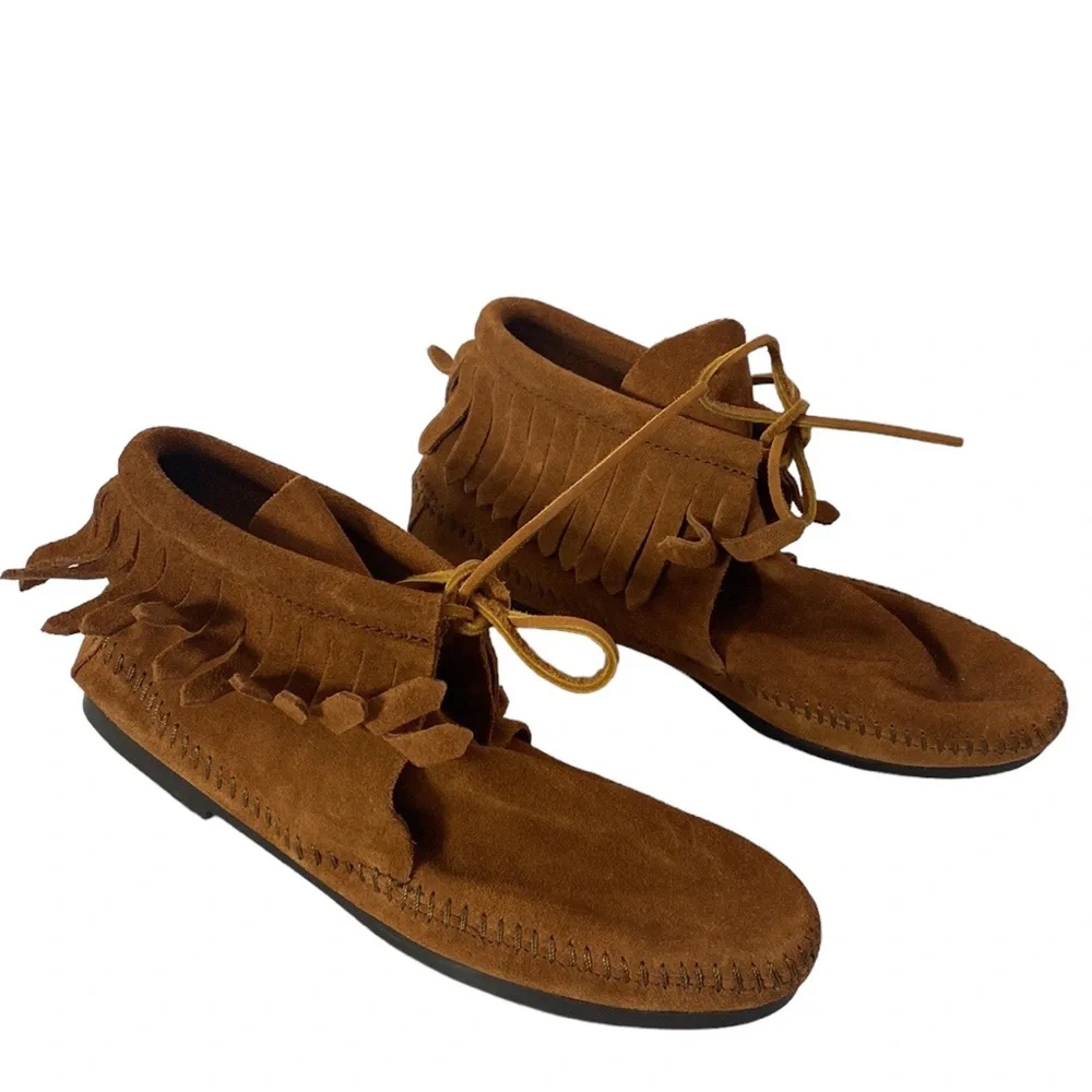 New Minnetonka Classic Fringe Hardsole Moccasin Boot in brown size 6.5