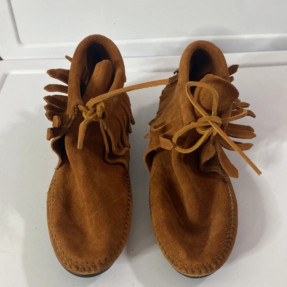 New Minnetonka Classic Fringe Hardsole Moccasin Boot in brown size 6.5