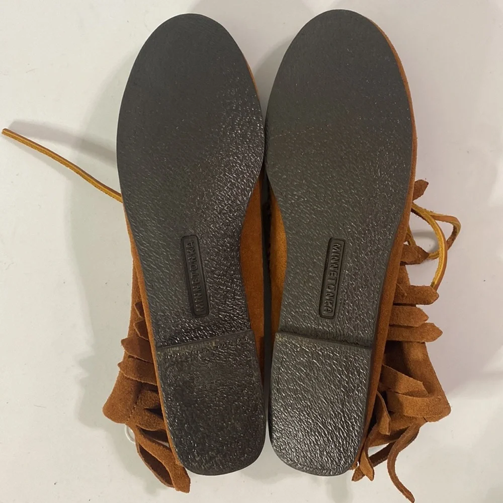 New Minnetonka Classic Fringe Hardsole Moccasin Boot in brown size 6.5