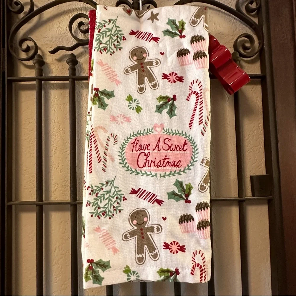 NWT- Shabby Chic Cookie Cutter & 3 “Mama’s Kitchen” Hand Towel Set