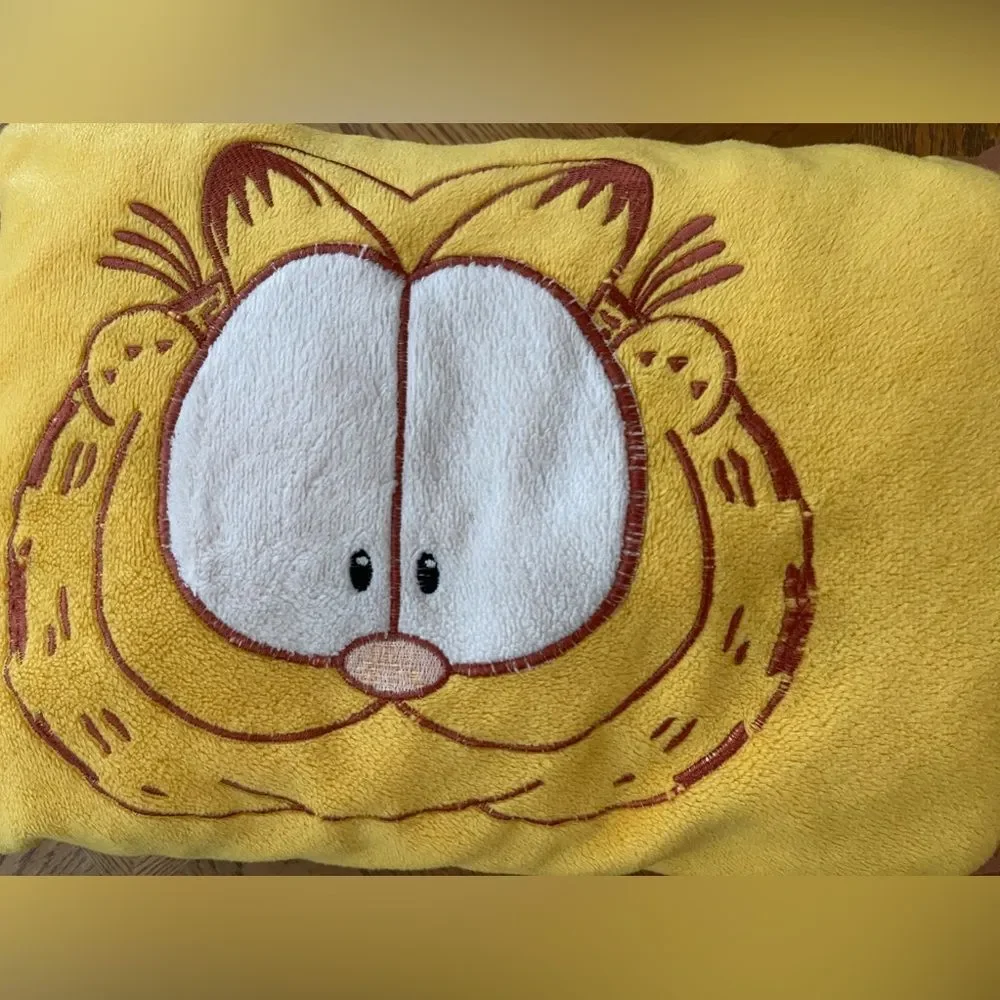 N/A garfield throw