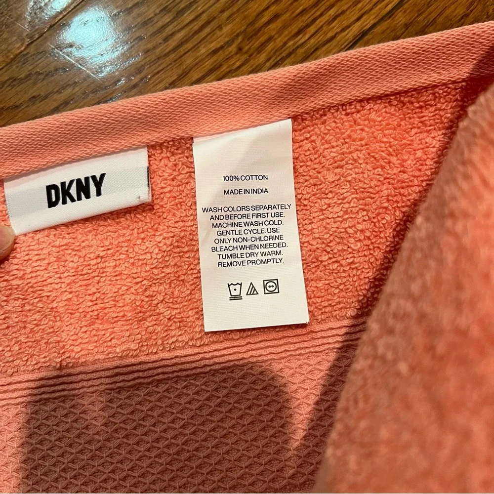 Dkny *nwt* nottingham