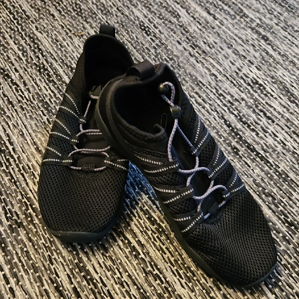 Black Athletic/Water Shoes (Size 4)