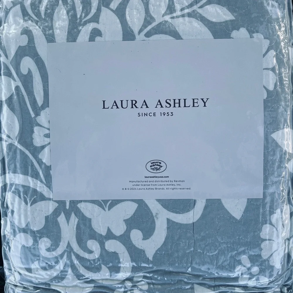 Laura Ashley Rowland Elegant Gray and White Full/Queen Quilt Set