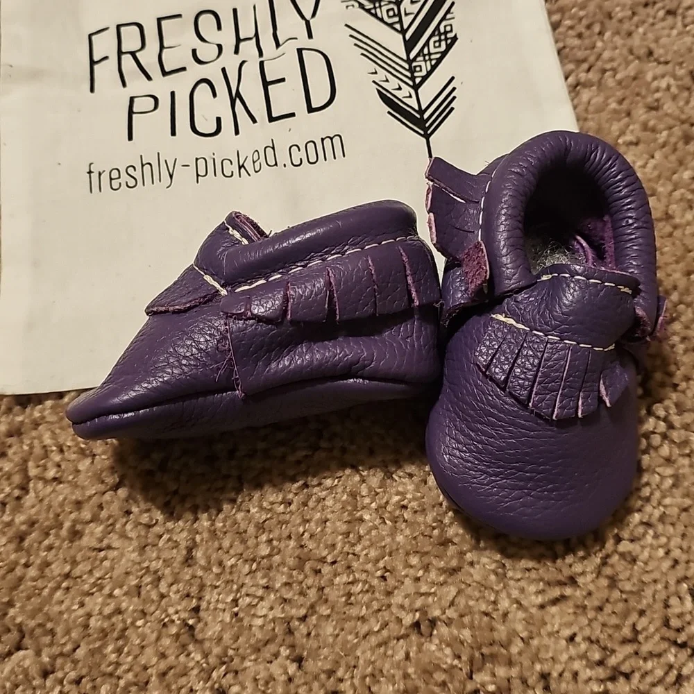 Freshly Picked Soft Leather Baby Moccasin Shoes Purple Size 2 6-12 M *K8*