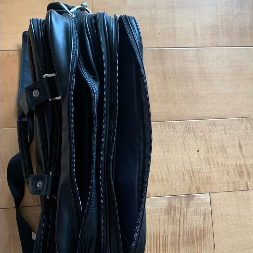 Franklin Covey zippers black side