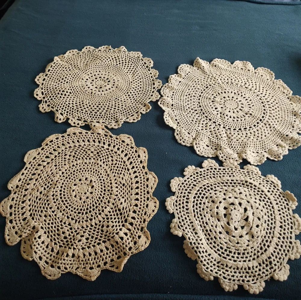 Lot of four vintage crochet beige doilies are made of cotton, 12