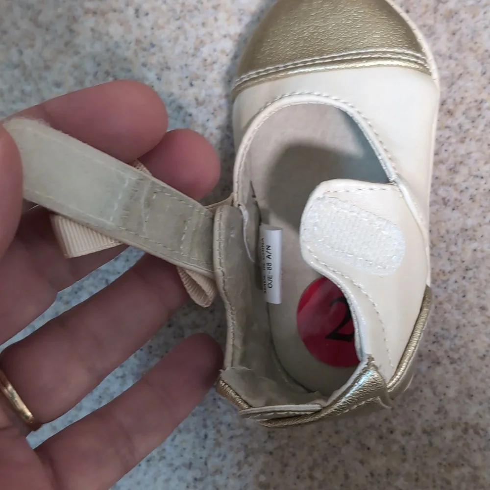 Cole Haan Baby Shoes, Mini Cap Bow, Cream And Gold, Size 2, New