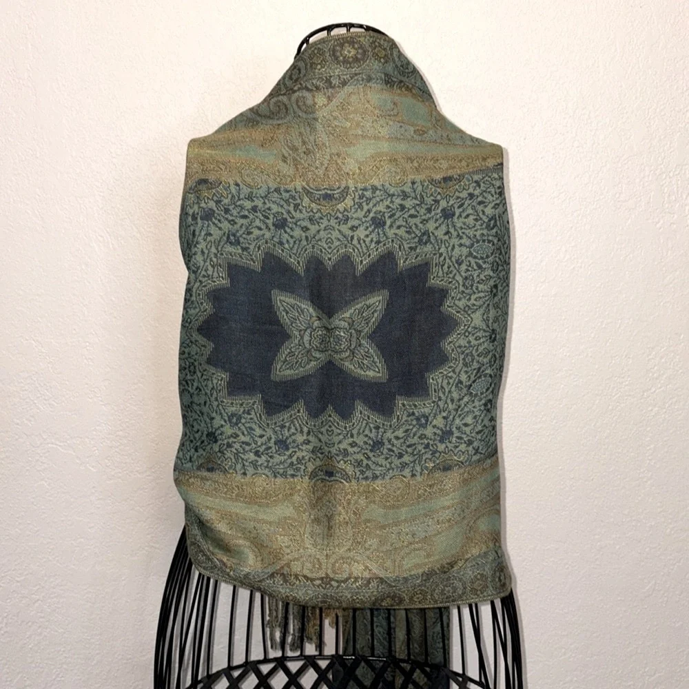 N/A beautiful shawl