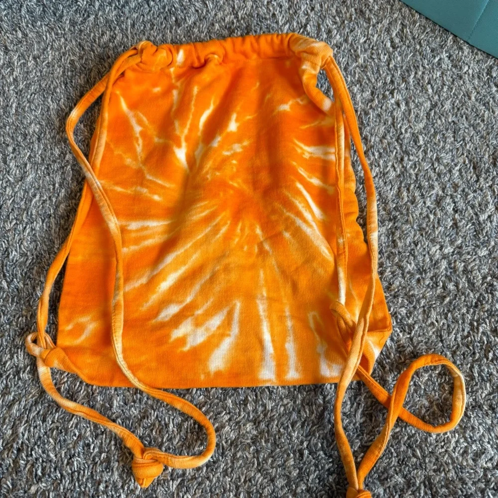 Hooters orange white