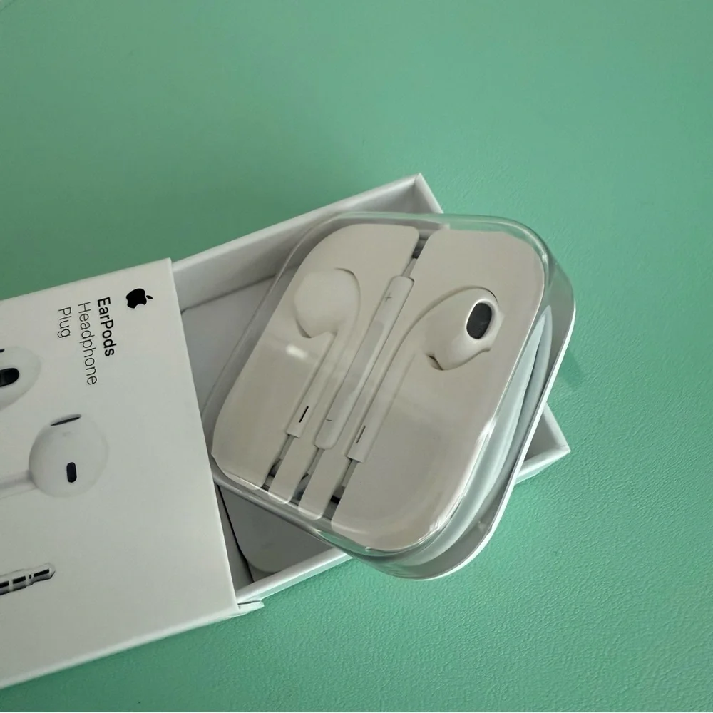 NEW Apple EarPods